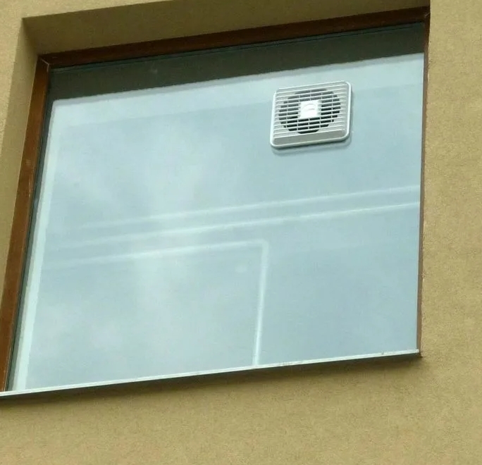 Вентиляционные отверстия в окне. Вентилятор для форточки 410х330х120. Пластиковое окно с вытяжным вентилятором. Стеклопакет с отверстием для вентиляции. Встроить вентилятор в пластиковое окно.